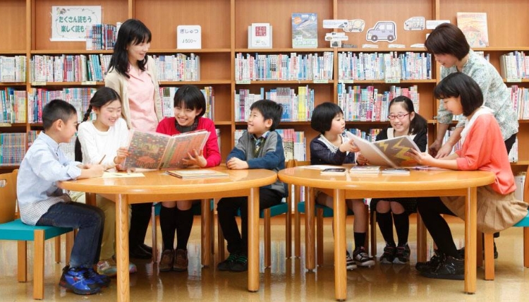 子どもたちが和気あいあいと読書している画像