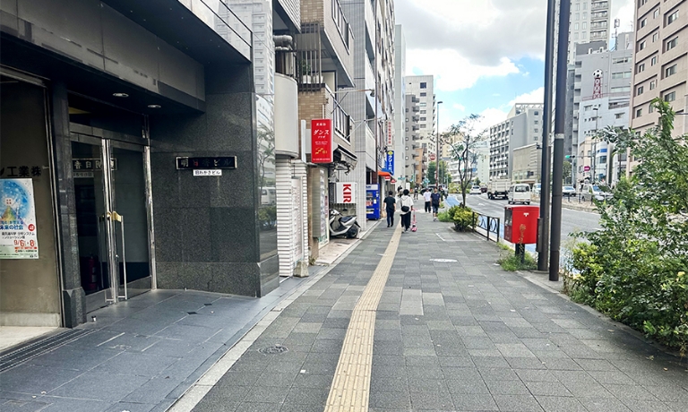 郵便ポストと「明日香ビル」の画像