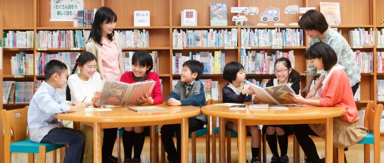 子どもたちが和気あいあいと読書している画像